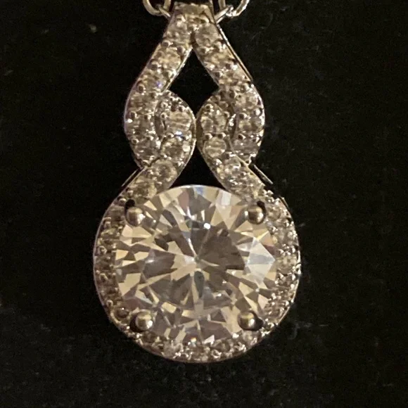 Elegant Silver Pendant Necklace - Picture 3 of 3